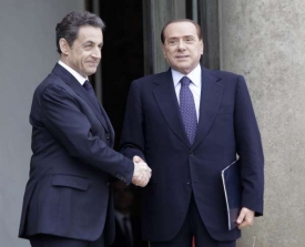 Sarkozy se snaží postavit do čela boje proti Kaddáfímu. Na snímku s Berlusconim, s nímž se ještě nedávno s Kaddáfím objímali.
