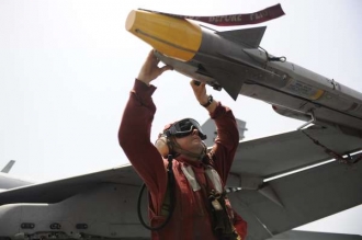 Američané vyzbrojují své letouny na letadlové lodi. 