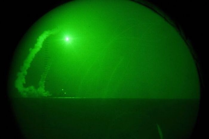 Pohled nočním viděním na raketu Tomahawk, vystřelenou z křižníku USS Barry (DDG 52). 
