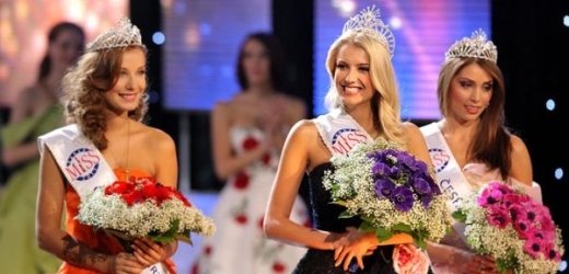 Českou Miss se stala Jitka Nováčková (uprostřed), titul Miss Earth získala Šárka Cojocarová (vlevo).