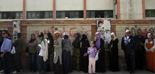 Egypťané stojí frontu před volební místností.