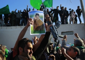 Kaddáfí a jeho spojenci se odmítají vzdát bez boje.