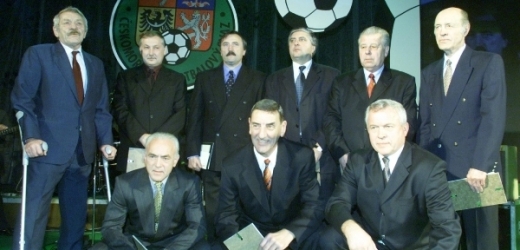 Ladislav Novák (úplně vpravo), kapitán stříbrné jedenáctky z Chile.