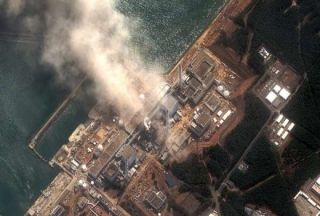Záběry reaktorů Fukušimy z letounů.