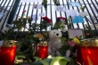 Mnoho Berlíňanů nosí ke Knutovu výběhu svíčky, květiny, obrázky a plyšáky.