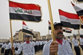 Šťastnější členové sunnitské domobrany, kteří byli přijati do iráckých bezpečnostních složek.
