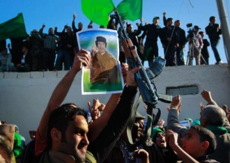 Příznivci Kaddáfího v Tripolisu.