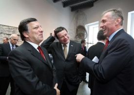 Alexandr Vondra s někdejším premiérem Mirkem Topolánkem a šéfem Evropské komise José Manuelem Barrosem. 