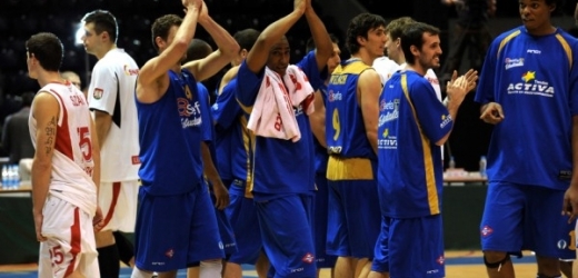 Basketbalisté Nymburka (v bílých dresech) v Jadranské lize skončí.