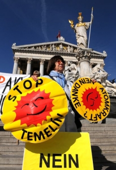 Před budovou parlamentu dnes proti atomové energii protestovalo několik desítek lidí. 