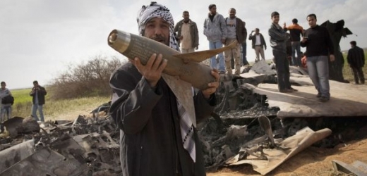 Libyjec nad troskami zříceného letounu  F-15.