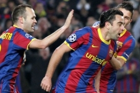 Xavi (vpravo) a Iniesta jsou mozky hry Barcelony i španělské reprezentace.