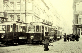Pražské tramvaje na dnešní Národní třídě v roce 1911 (foto z časopisu Český svět). 
