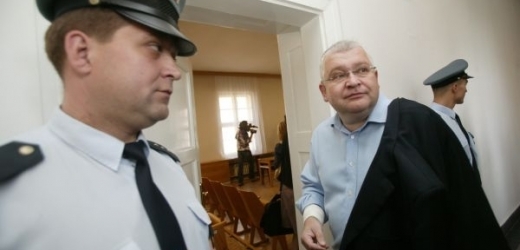Roman Vaškůj (vpravo) u soudu kvůli aféře bývalého ministra Čunka.