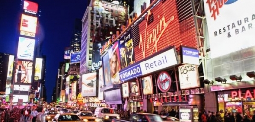 Times Square se tradičně na hodinu ponoří do tmy.