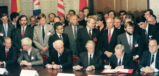 Podpis Smlouvy o konečném uspořádání ve vztahu k Německu.