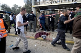 Výbušnina byla umístěna v batohu na autobusové zastávce, která je proti autobusovému nádraží. Silný výbuch otřásl Jeruzalémem v době odpolední dopravní špičky. 