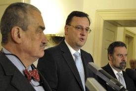 Karel Schwarzenberg, premiér Petr Nečas a Radek John.