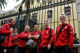 Fotbalisté u hotelu ve španělské Granadě, kam reprezentace přiletěla na kvalifikační utkání se Španělskem.