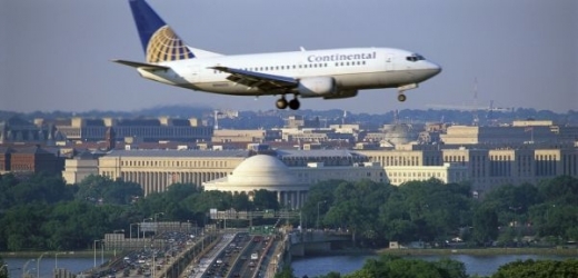 Letadlo se chystá přistát na Reaganově letišti ve Washingtonu (ilustrační foto).