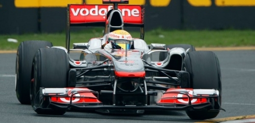 V pátečním tréninku byly nejrychlejší vozy McLarenu.