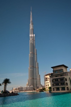 Věž Burdž Chalífa měří 828 metrů. 