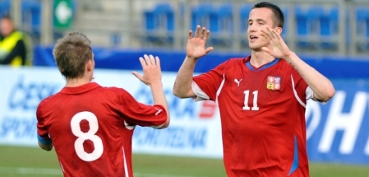 Tomáš Pekhart (vpravo) oslavuje úvodní branku zápasu.