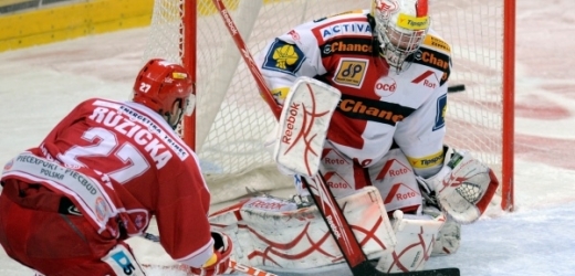 Ve třetím semifinále uspěla na domácím ledě pražská Slavia.