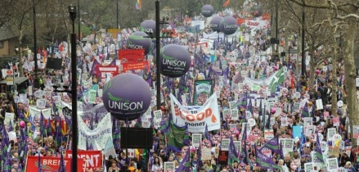 Statisíce lidí demonstrovaly v centru Londýna.