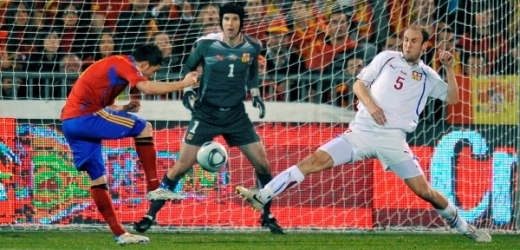 Španěl David Villa střílí vyrovnávací gól.