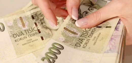 Lidem s příjmem pod 36 tisíc korun měsíčně se spoření na důchod nevyplatí (ilustrační foto).