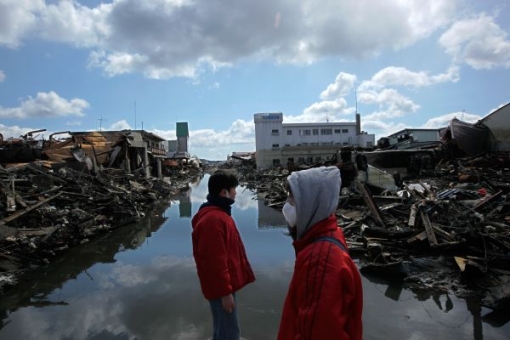 Zemětřesení a vlna tsunami zničila japonské pobřeží.