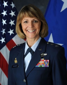 Generálmajor Margaret Woodwardová.