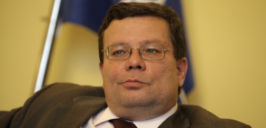 Alexandr Vondra by měl podle většiny Čechů rezignovat.
