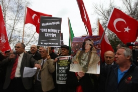 Demonstrace turecké levice na podporu plukovníka Kaddáfího.