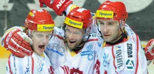 Martin Růžička (uprostřed) se raduje se svými spoluhráči.