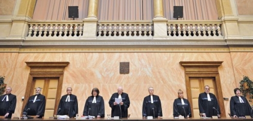 Ústavní soud svým verdiktem může pořádně zatřást pražskou politickou scénou.