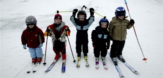 Situaci v českých skiareálech zachraňují mnohde děti s rodiči (ilustrační foto). 