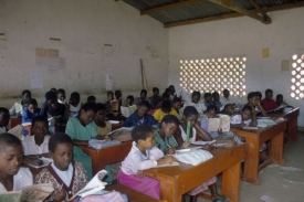 Děti v Malawi film uvidí přímo ve své škole.
