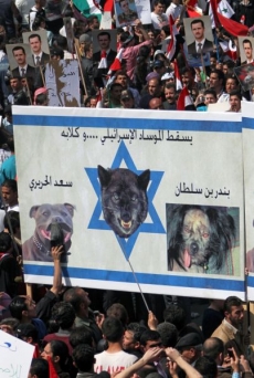 Syrští provládní demonstranti již tradičně označují své protivníky za "psy Mossadu".