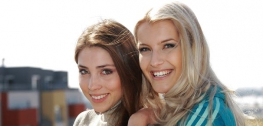 Česká Miss 2011 Jitka Nováčková a Česká Miss World 2011 Denisa Domanská (vlevo).