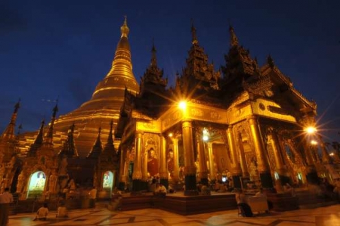 Na proslulé Švedagonské pagodě v Rangúnu jsou stovky kilogramů zlata.