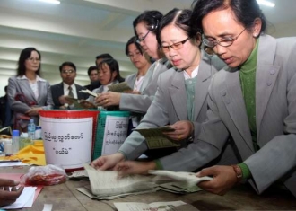 Barmští úředníci volí parlament (2010).