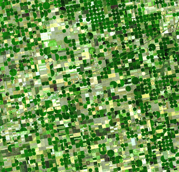 USA 2001, jihozápadní Kansas, Finney County. Tam, kde dřív byla pouhá prérie, jsou dnes obdělávaná kruhová pole. Tato pro nás nezvykle obdělávaná půda má zavlažovač uprostřed kruhu, a tak se plodiny jako kukuřice, pšenice nebo čirok pěstují v tomto geometrickém útvaru.