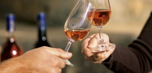 Při servírování růžových vín se musí dbát na správnou teplotu. 