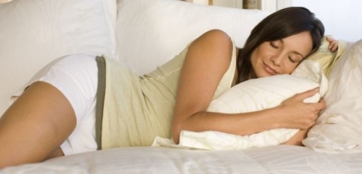 Ideální doba spánku je prý mezi šesti a osmi hodinami.