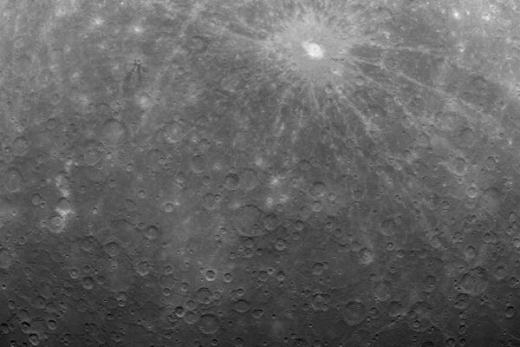 Kráter Debussy blízko jižního pólu Merkuru.