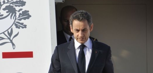 Sarkozy přiletěl z Číny, kde zahájil schůzku G20.