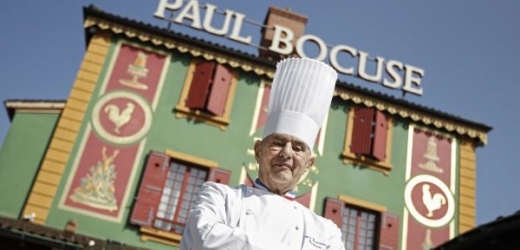 Paul Bocuse před svou restaurací.