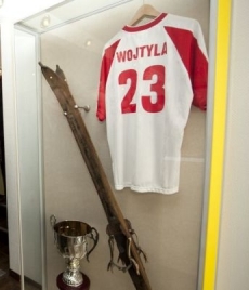 V muzeu je mj. dres Karola Wojtyly, když zamlada sportoval.